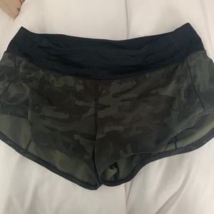 Lulu Lemon 2.5 Speed Up Short (Camo)
